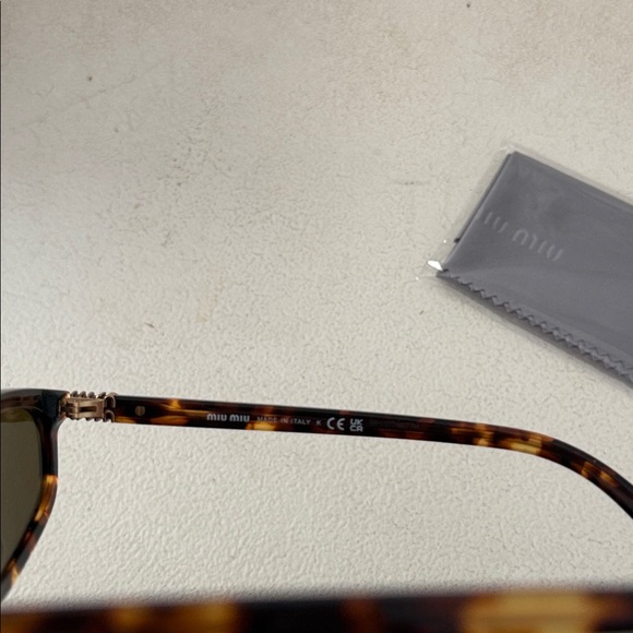 Miu Miu Regard Tortoise Sunglasses with Velvet Pink Case - aunthetic - Picture 2 of 8